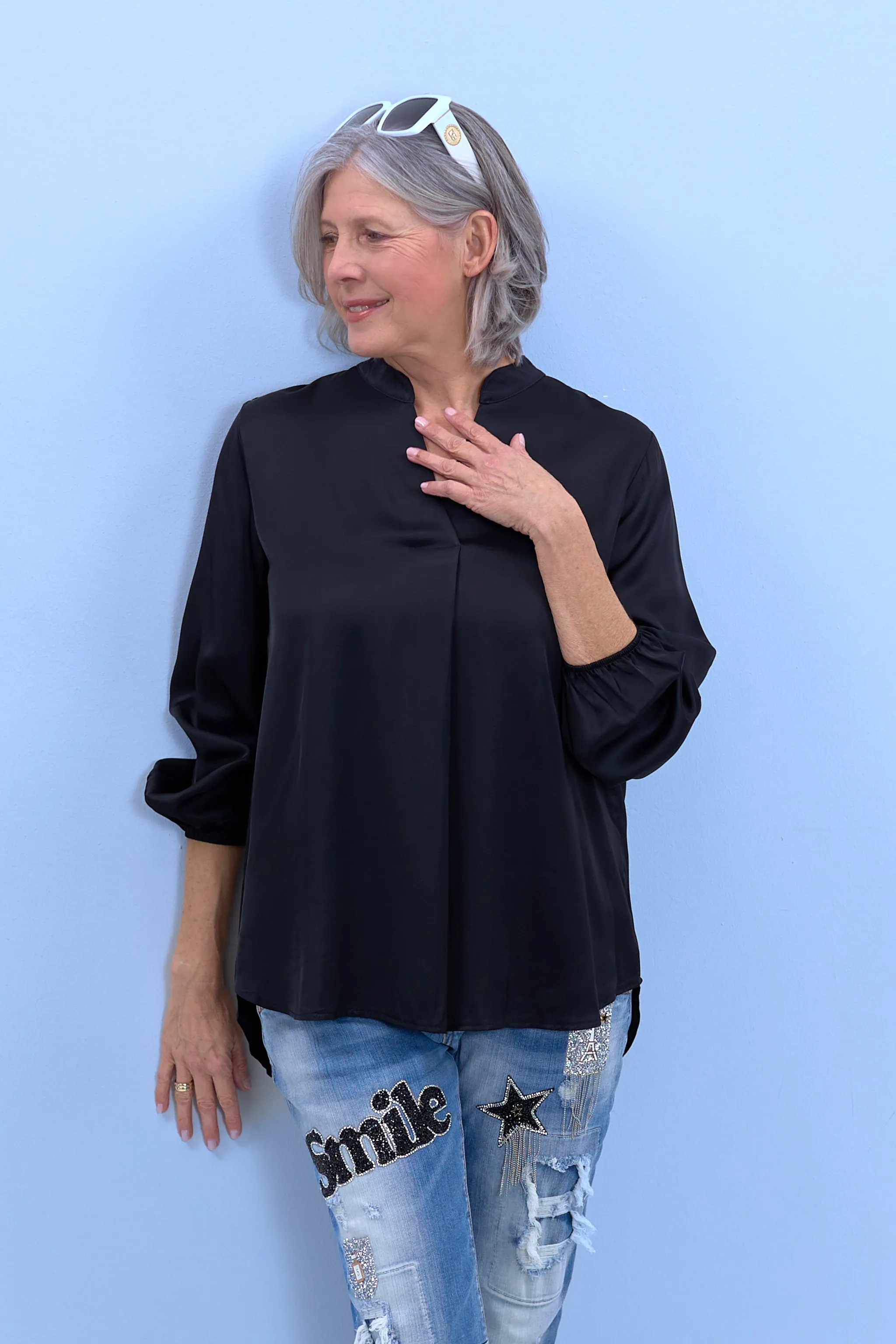 Bluse aus Glanzstoff mit V-Ausschnitt, schwarz