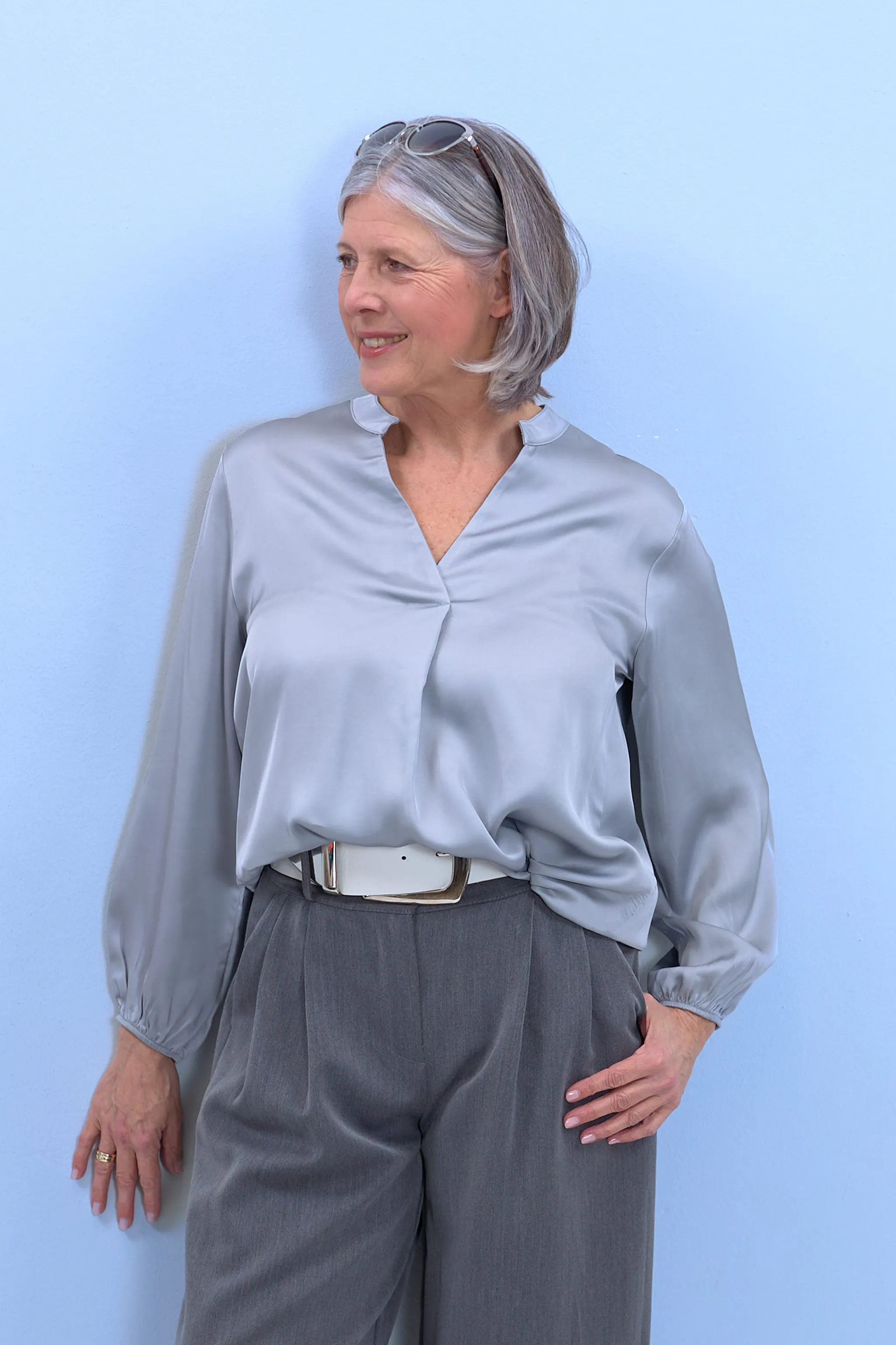 Bluse aus Glanzstoff mit V-Ausschnitt, silber-grau