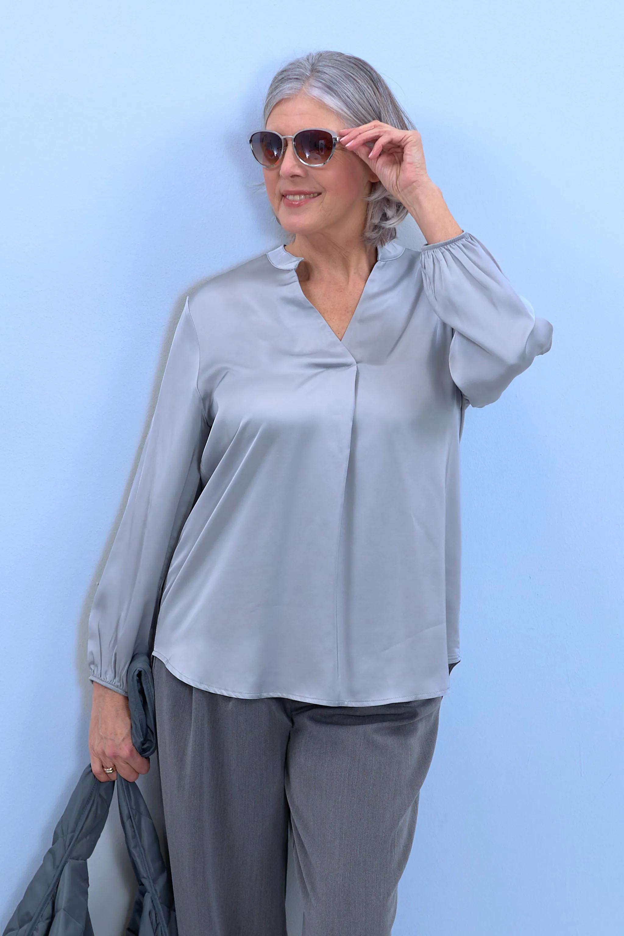 Bluse aus Glanzstoff mit V-Ausschnitt, silber-grau