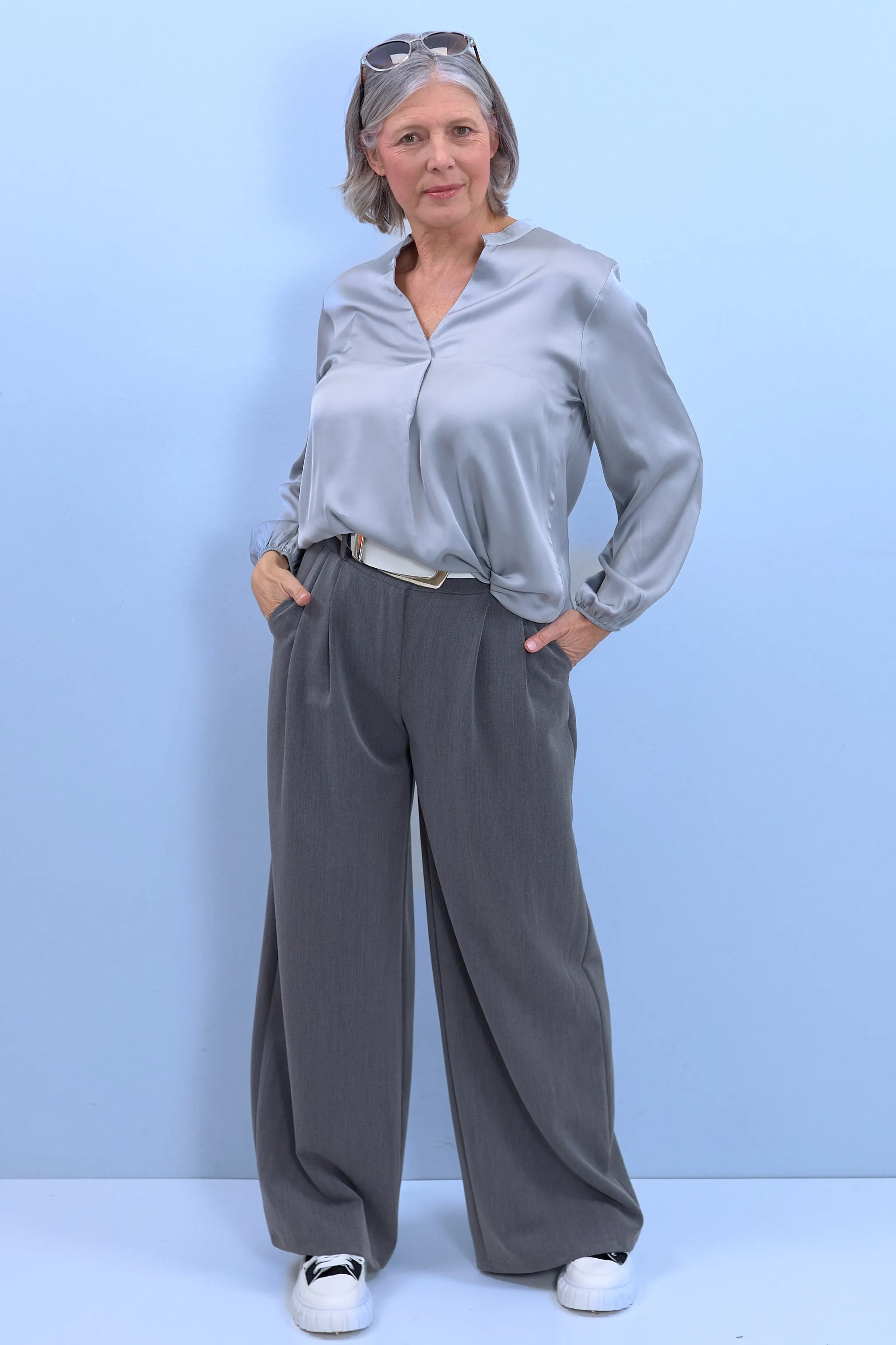 Bluse aus Glanzstoff mit V-Ausschnitt, silber-grau